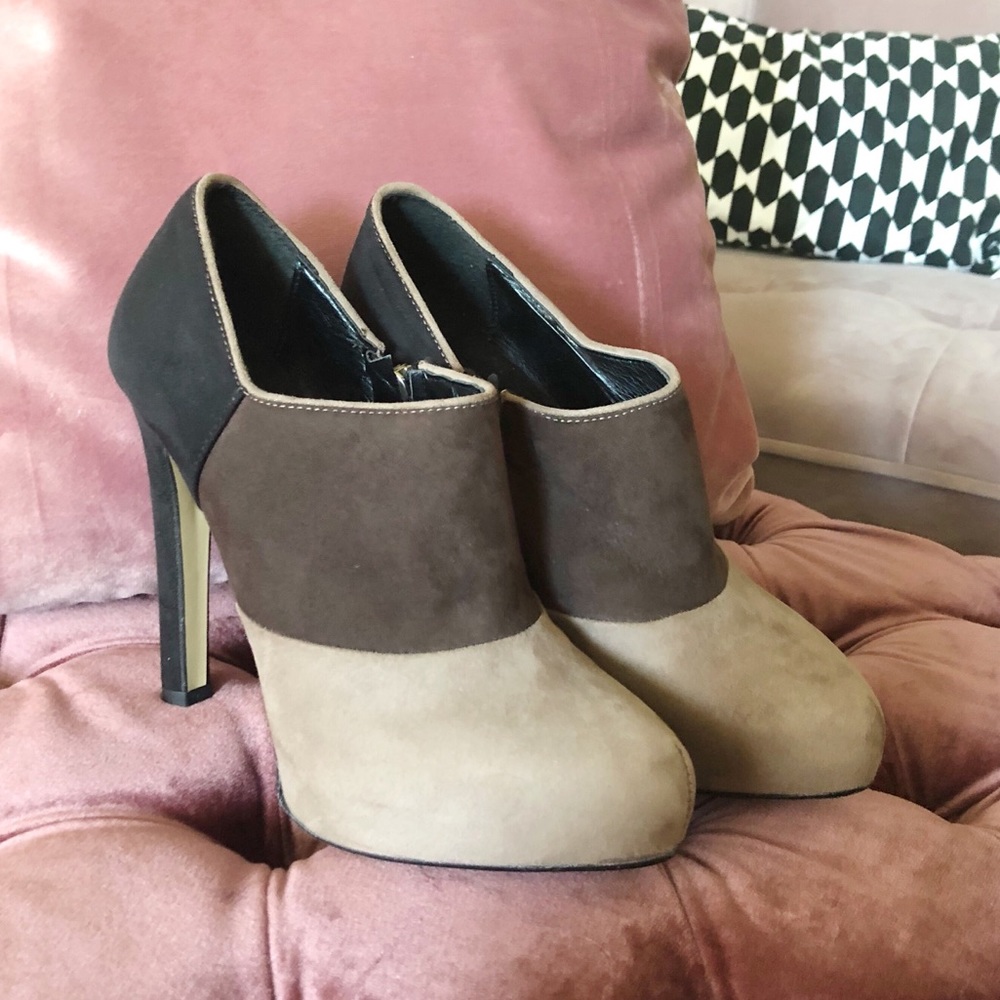 Suede color block pump. NBW. Size 36.